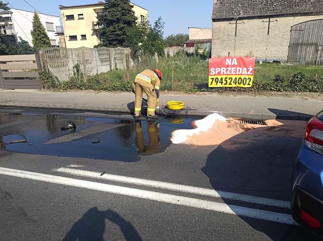 ​Wielki wyciek oleju po zderzeniu osobówki z ciężarówką na DK12 we Wschowie [ZDJĘCIA]
