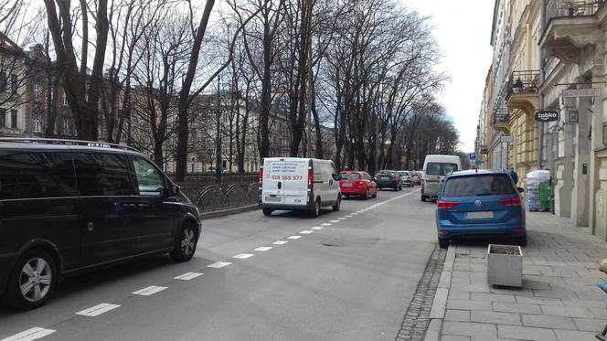 Kraków: Urzędnicy zabrali jeden pas na Dietla i zrobili tam... parking
