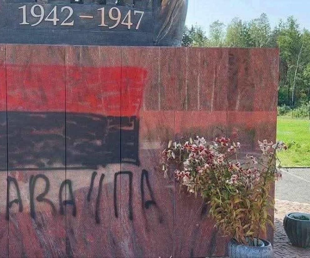 POMNIK RZEZI WOLYNSKIEJ W DOMOSTAWIE ZDEWASTOWANY