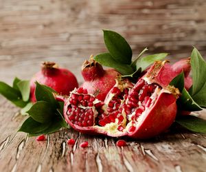 Jak jeść granaty? Porady i przepis na sałatkę z owocem granatu