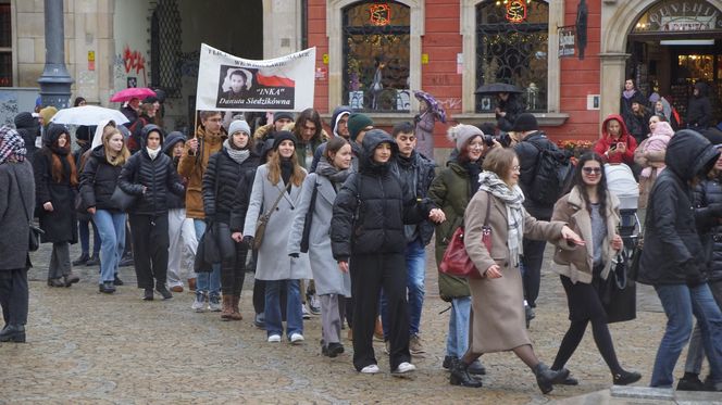 Polonez dla Fredry 2025 we Wrocławiu. Maturzyści zatańczyli na Rynku [ZDJĘCIA]