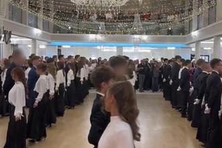 To nagranie ze studniówki zachwyca! Polonez  jak z innych czasów.  Białe bluzki, czarne spódnice