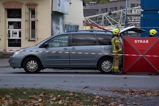 Wieliczka. Dźwig przewrócił się na kontener pracowniczy