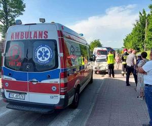   Groźny wypadek w Pawłowie. Dwoje dzieci i kierowca Malucha w szpitalu