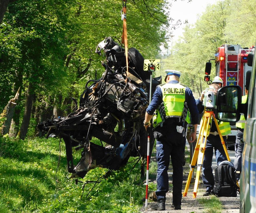Tragiczny początek majówki na Mazowszu. Nie żyją dwie osoby. Jaguar uderzył w drzewo 