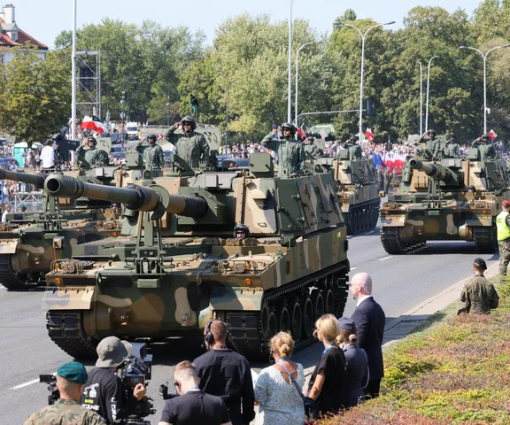 Uroczystości w całym kraju. Pierwsza taka defilada w historii