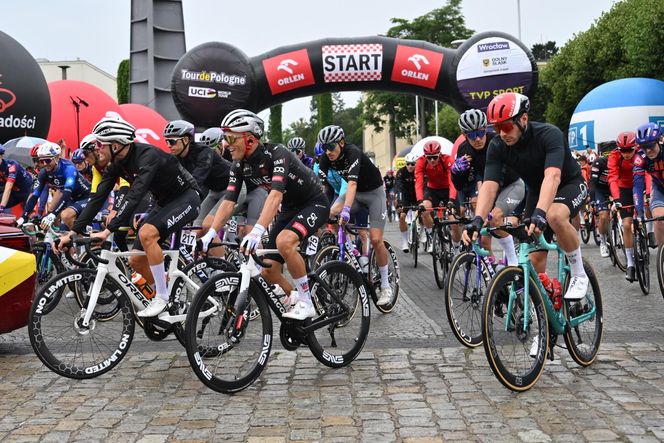Kolarskie święto opanowało Wrocław. Tour de Pologne wystartował mimo kapryśnej pogody