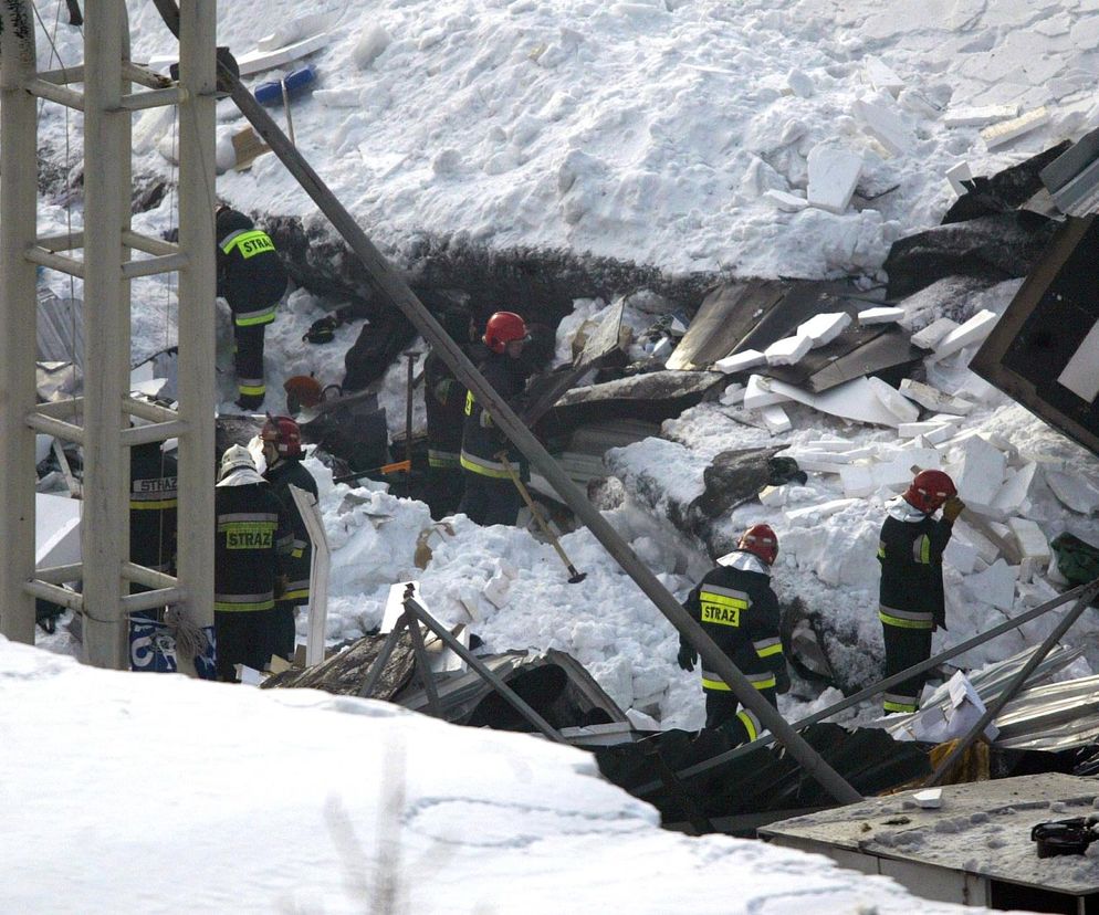 Ta ogromna hala runęła nagle jak domek z kart. Pogrzebała pod gruzami 65 osób