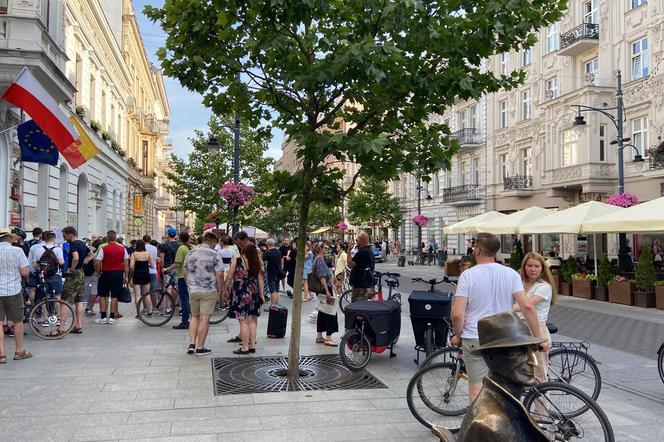 Pogrzeb łódzkiej komunikacji miejskiej. Mieszkańcy zebrali się pod Urzędem Miasta