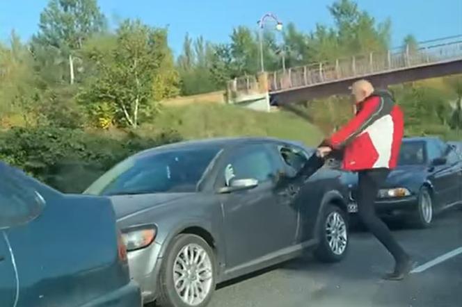 Atak szaleńca na drodze w Katowicach. Wpadł w amok i rozwalał auto stojące w korku WIDEO