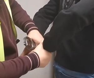 „Surfer z S8” tymczasowo aresztowany. Jechał na dachu, biegał nago po ruchliwej drodze