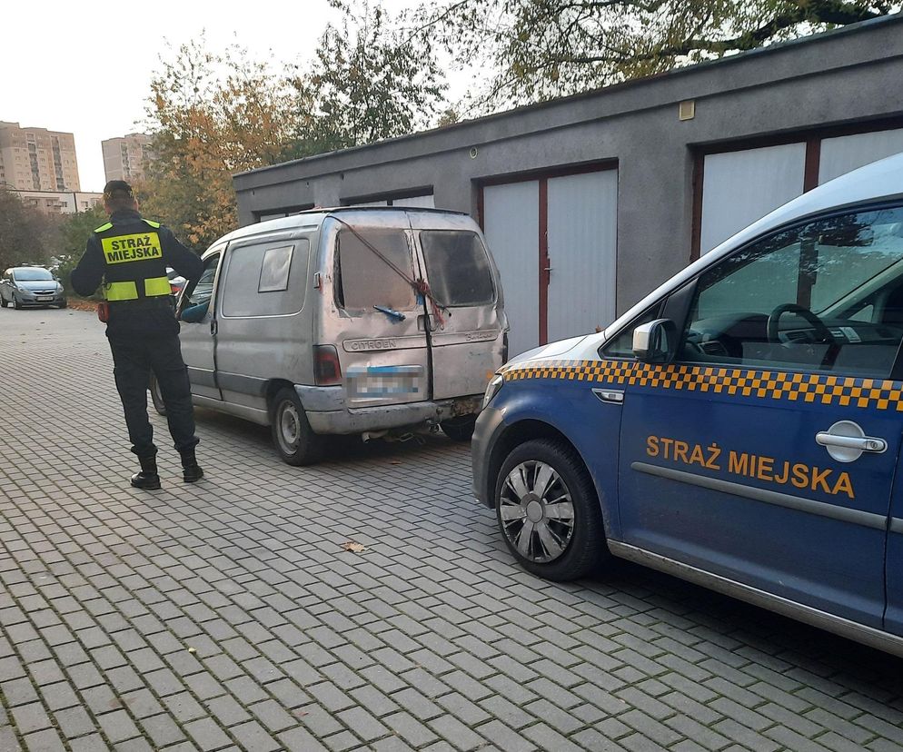 Wrak na kółkach gotowy do jazdy! Strażnicy nie mogli uwierzyć, co zobaczyli na osiedlu