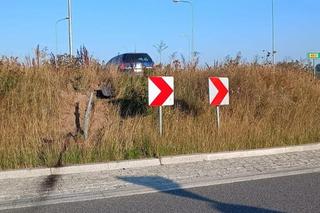 Pijany kierowca utknął oplem na środku ronda w Marzeninie
