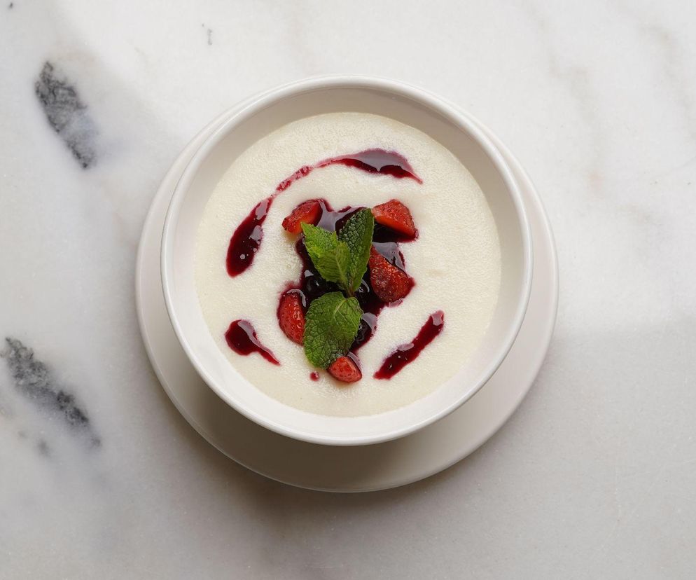 Zapomniane śniadanie z PRL-u wraca do łask. Wystarczą 2 składniki i sok malinowy 