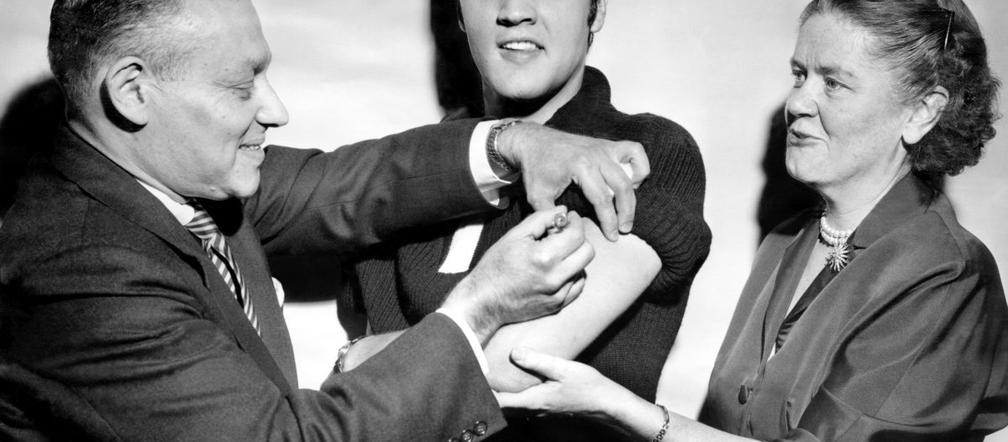 Elvis Presley szczepiący się publicznie przeciwko polio w 1956r.