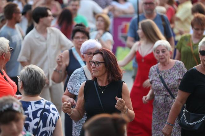 Potańcówka pod Teatrem Śląskim w Katowicach. Tłumy wręcz oszalały ZDJĘCIA