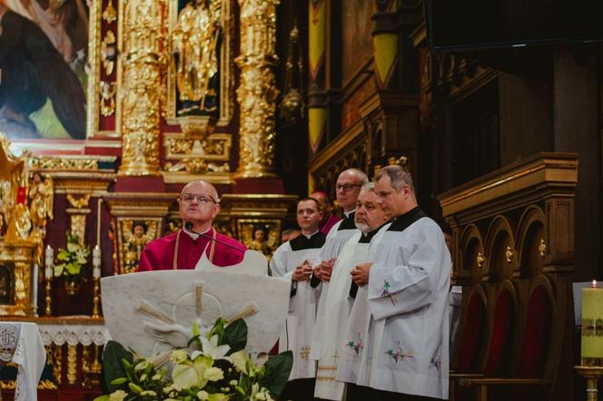 Kanoniczne objęcie diecezji sosnowieckiej przez bp. Artura Ważnego. "Dał się poznać jako odważny"