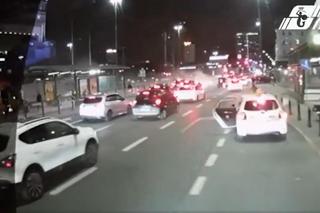 Mercedes płonął przy Dworcu Centralnym. Na ratunek ruszył kierowca autobusu