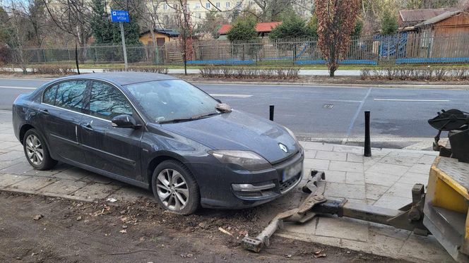 Samochód porzucony na chodniku przy ul. Odyńca 