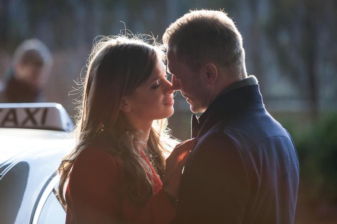 To nie koniec świata 2 sezon odc. 20. Paweł (Krystian Wieczorek), Monika (Klaudia Halejcio)