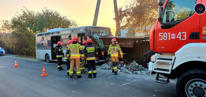 Autobus wjechał w posesję