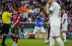 Kibic z tęczową flagą zakłócił mecz Portugalia - Urugwaj