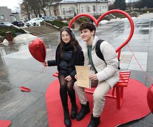 Walentynkowa rzeźba na Placu Artystów w Kielcach