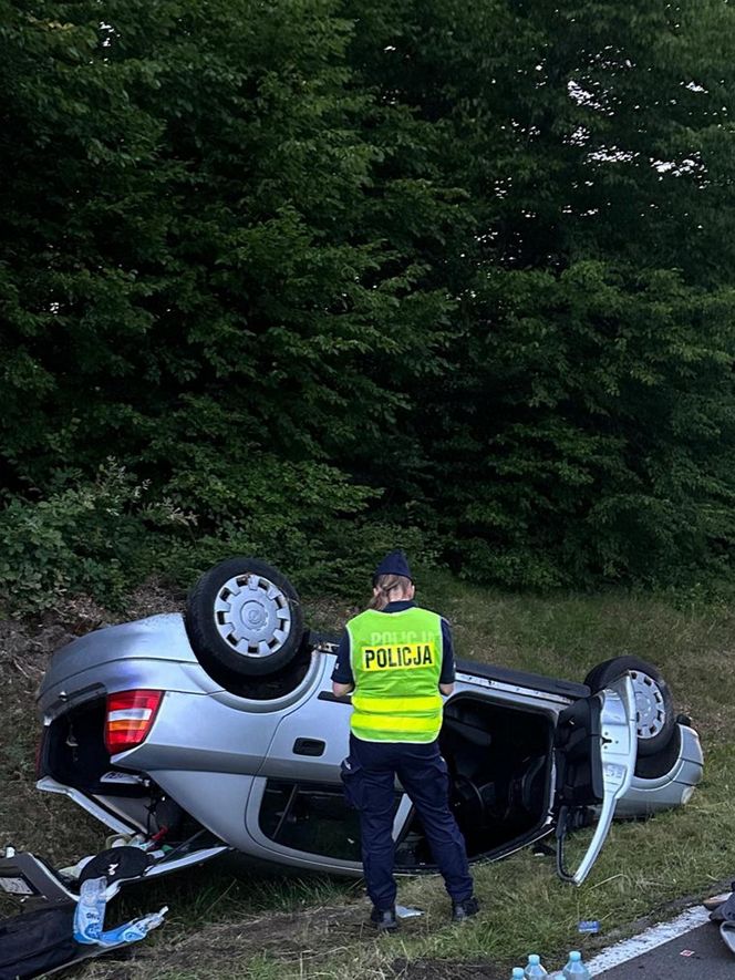 Wypadek na DK 20 pod Bytowem. Rodzina z dziećmi dachowała. Sarna wyskoczyła na jezdnię