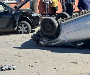 Emeryt wjechał w kobietę, która wsadzała dzieci do samochodu. Koszmarny wypadek pod Warszawą 