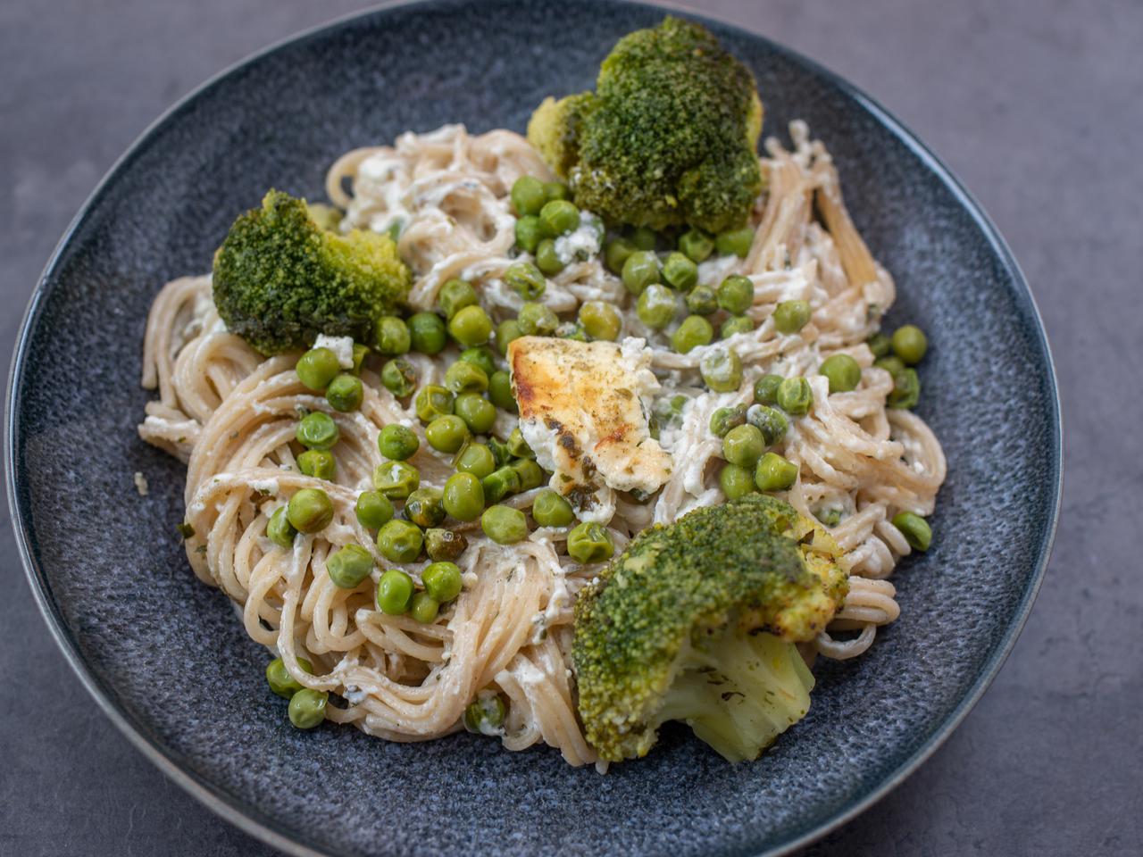 Spaghetti z pieczoną fetą, brokułami i groszkiem: nowy przepis na FETA PASTA