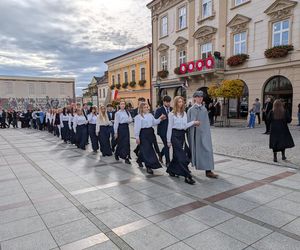 Polonez z Piłsudskim na Rynku w Tarnowie. Miejscowa młodzież uczciła niepodległość