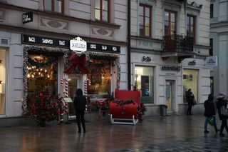 Przy Krakowskim Przedmieściu w Lublinie jest za dużo reklam? Radni: „Obecny charakter niektórych reklam i tablic reklamowych często nie współgra z historyczną zabudową”. Co na to ratusz?