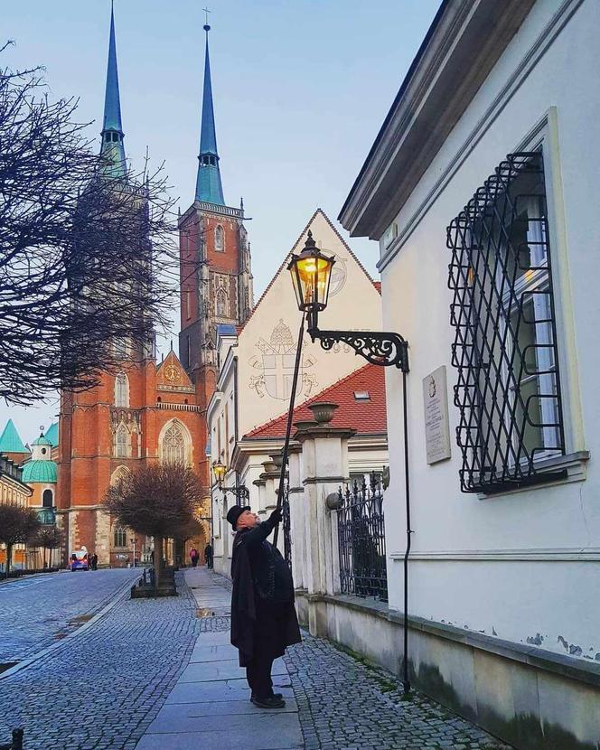 Latarnik na Ostrowie Tumskim we Wrocławiu. To wyjątek na skalę Europy. Kiedy można go spotkać? 