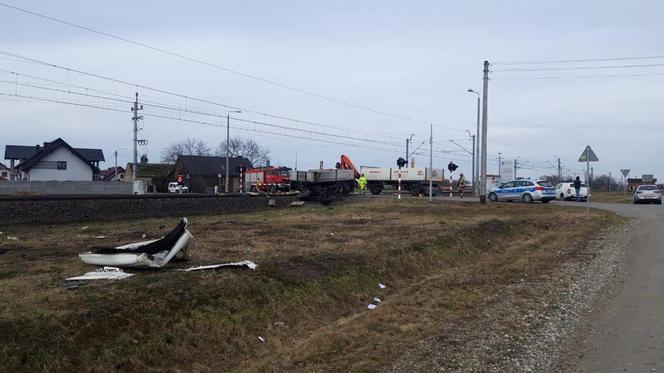 Tragedia na przejeździe kolejowym pod Rawiczem! Nie żyje kierowca ciężarówki [ZDJĘCIA]