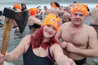 „Krasnostawskie Karpie” znów wskoczyły do zimnej wody! Zobacz, jak morsowali dla WOŚP