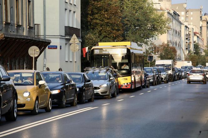 Pasażerowie komunikacji w Warszawie wściekli jak nigdy. 100 minut w korku. Wszystko stoi