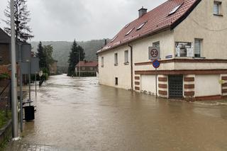 Bardo zatopione. Ulice toną, nie ma prądu, są problemy z siecią