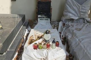 Remont Alei Zasłużonych na Starych Powązkach. Groby słynnych Polaków zakryte foliami 