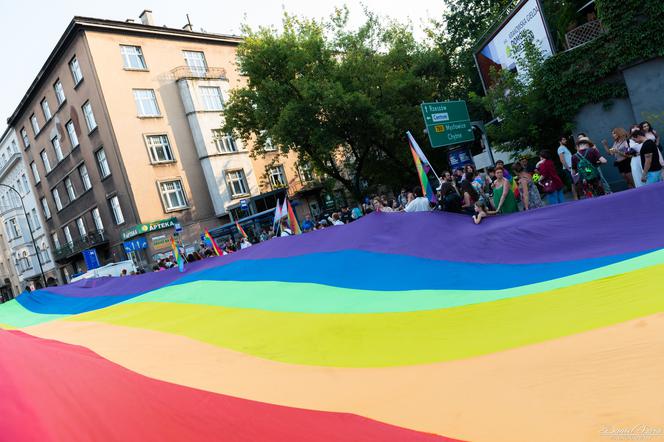 Marsz Równości w Krakowie - tłumy na wydarzeniu pod hasłem "Zaczerpnąć tchu".