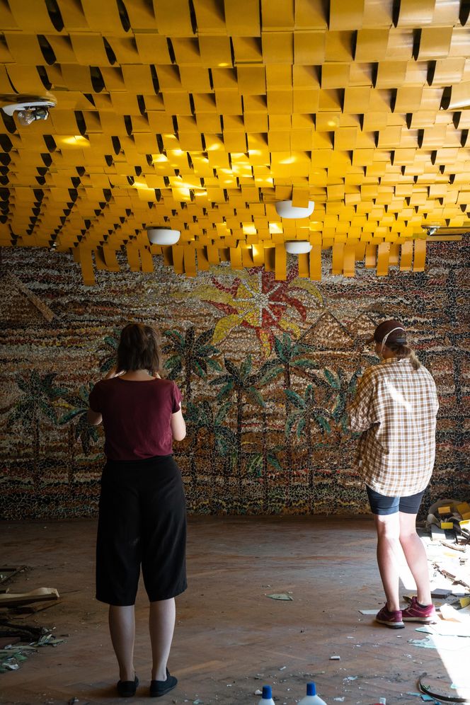 Czyszczenie mozaiki w Kiekrzu z bazgrołów