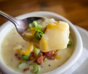 Zupa z pieczonych ziemniaków: przepis na oryginalną kartoflankę