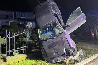 Wypadek w Ogorzelcu. Samochód stanął niemal pionowo