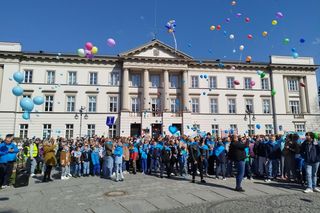 W Radomiu odbył się Marsz Świadomości Autyzmu. Wzięli w nim udział uczniowie rodzice i nauczyciele z radomskich placówek [FOTO] 