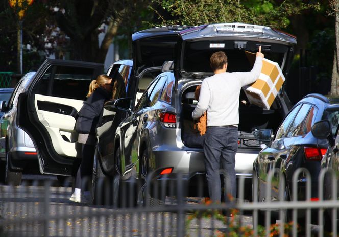 K. Tusk z mężem przenoszą rzeczy z lexusa do innego auta: Córka oddała ojcu samochód