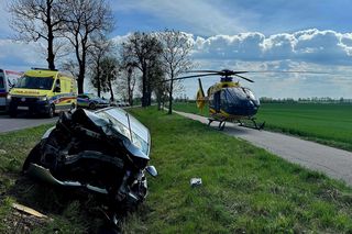 Huknęła oplem w drzewo. Wielu rannych, lądował śmigłowiec