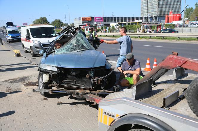 Wypadek w Alejach Jerozolimskich. Samochód uderzył w autobus. Kierowca osobówki nie żyje