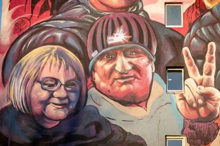 Mieszkańcy uwiecznieni na ścianie. Blok socjalny we Wrocławiu zyskał wyjątkowy mural [ZDJĘCIA]