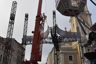 Dwa wielkie dźwigi zajęły się sceną na Sylwestra z Polsatem w Toruniu