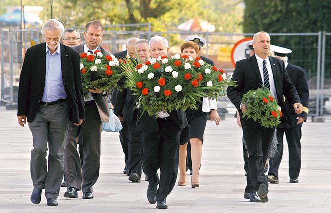 Jarosław Kaczyński odwiedził grób brata w urodziny