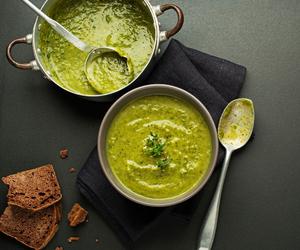  Esencjonalna zupa z pieczonych zielonych pomidorów. Dodaj ten jeden składnik, a smak cię zauroczy